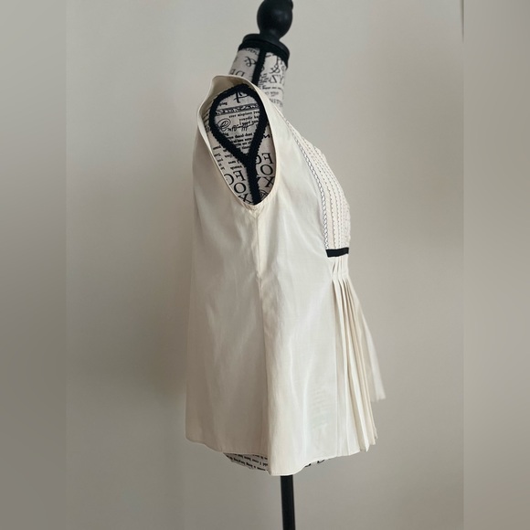 Robin Howe Sleeveless, Pleated Blouse in Cream — Size 4 - Picture 6 of 8
